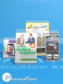 Cztery przezroczyste stojaki biurkowe z materiałami w różnych formatach