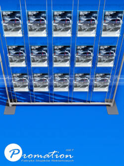 Dolna część ścianki na oferty A4 z aluminiową ramą i podstawami