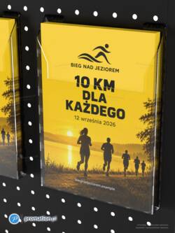 Ulotka A5 o biegu nad jeziorem w kieszeni z pleksi na czarnej blasze perforowanej stojaka P58A5, zbliżenie