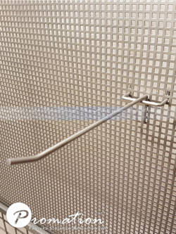Pojedynczy hak 20 cm zamocowany w otworach metalowej perforacji