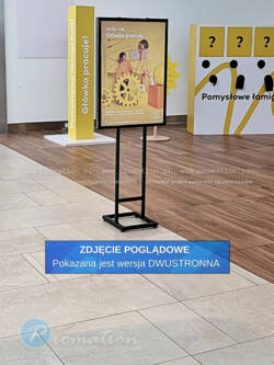Czarny stojak na plakat A1 ustawiony w przestrzeni handlowej