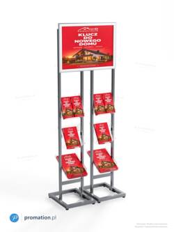 Stojak P99mu1 z poziomym plakatem A2 u góry i ulotkami DL, A5 i A4 w dwóch kolumnach; srebrny stelaż widziany z boku pod kątem