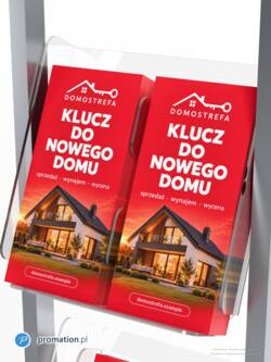 Dwie ulotki DL obok siebie za przezroczystą pleksi w podwójnej kieszeni srebrnego stojaka P99mu1, zbliżenie