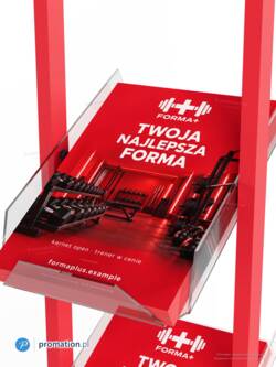 Folder A4 leżący w kieszeni z przezroczystej pleksi między czerwonymi profilami stojaka P99rA4, zbliżenie