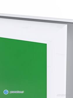 Narożnik białej ramy zatrzaskowej stojaka P99wA1D z szeroką listwą i brzegiem plakatu, zbliżenie