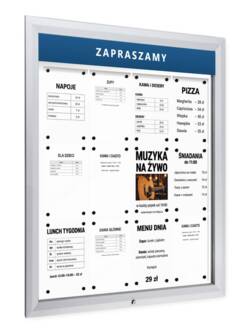 Srebrna gablota zewnętrzna P405Lx12 z dwunastoma kartkami A4 za szkłem i przykładowym napisem ZAPRASZAMY na tabliczce u góry, widok pod kątem