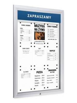 Srebrna gablota zewnętrzna P405Lx9 z dziewięcioma kartkami A4 za szkłem i przykładowym napisem ZAPRASZAMY na tabliczce u góry, widok pod kątem