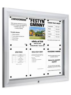 Gablota ogłoszeniowa zewnętrzna 6×A4 przy wejściu, zamykana