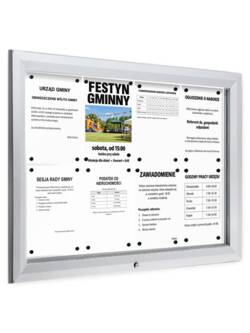 Pozioma gablota zewnętrzna P405x8 z ośmioma ogłoszeniami A4 w dwóch rzędach, srebrna rama, widok pod kątem
