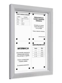 Mała płaska gablota SLIM P406x4 z czterema ogłoszeniami A4 na białym tle, widok pod kątem
