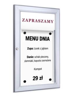 Gablota na menu z tabliczką na logo 1×A4 P409x1 z menu dnia pod tabliczką z napisem Zapraszamy, widok z boku