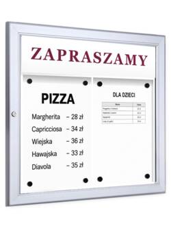 Gablota na menu z tabliczką na logo 2×A4 P409x2 z menu pizzy pod tabliczką z napisem Zapraszamy, widok z boku