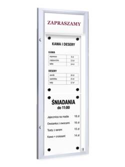 Wąska gablota na menu z tabliczką na logo 2×A4 P409x2P z kartą kaw i śniadań pod tabliczką z napisem Zapraszamy, widok z boku