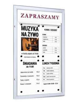 Gablota na menu z tabliczką na logo 4×A4 P409x4 z menu kawiarni pod tabliczką z napisem Zapraszamy, widok z boku