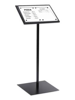 Czarny stojak-pulpit na menu 2×A4 P412x2 z menu pizzy na skośnym pulpicie, widok z boku