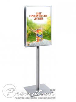 Stojak z plakatem A1 ustawiony w holu budynku przy schodach