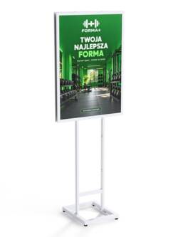 Biały stojak P99wA1D z pionowym plakatem A1 w białej ramie na dwóch słupkach, widok z boku pod kątem